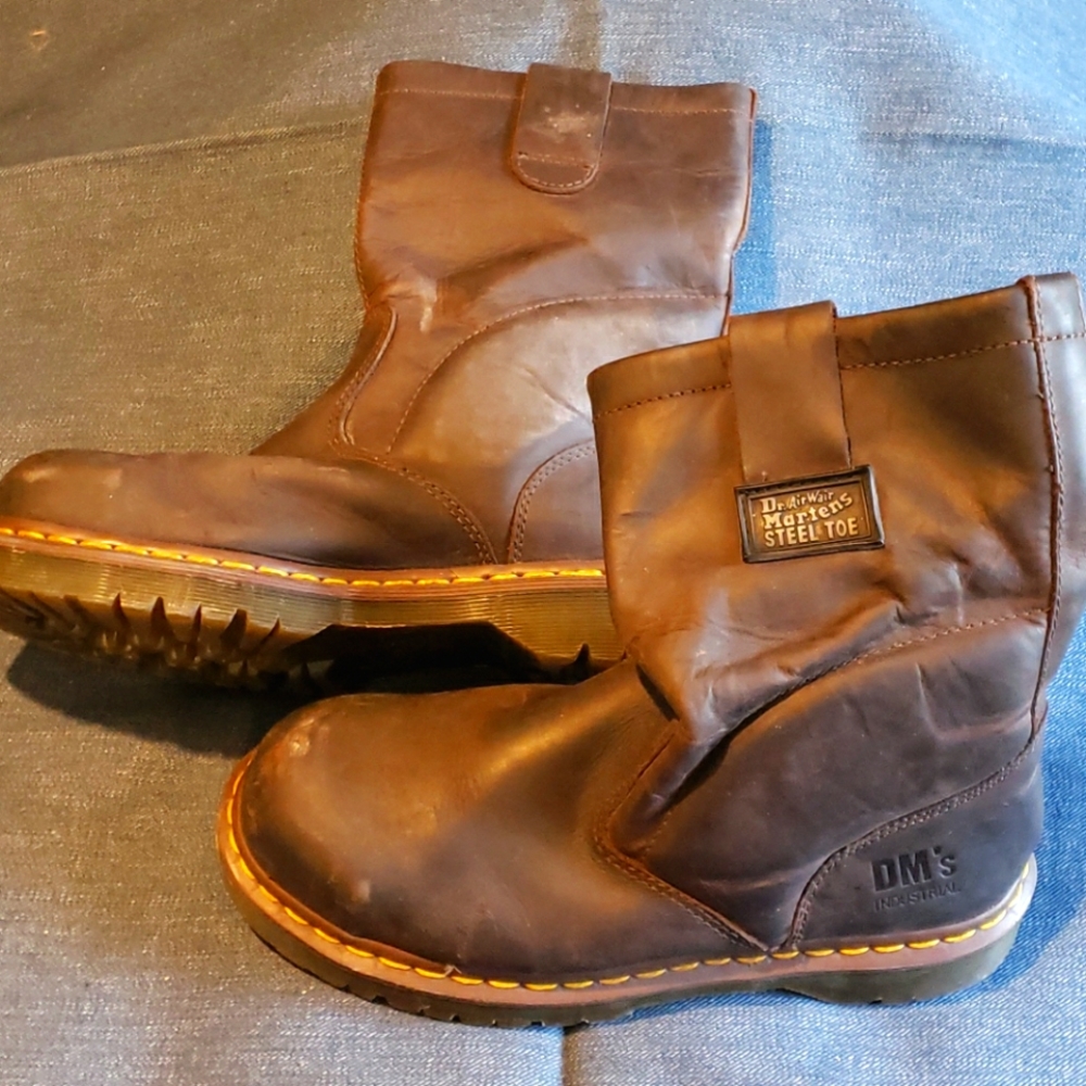 Dr. Martens Airwair Steel Toe pull-up leather boot